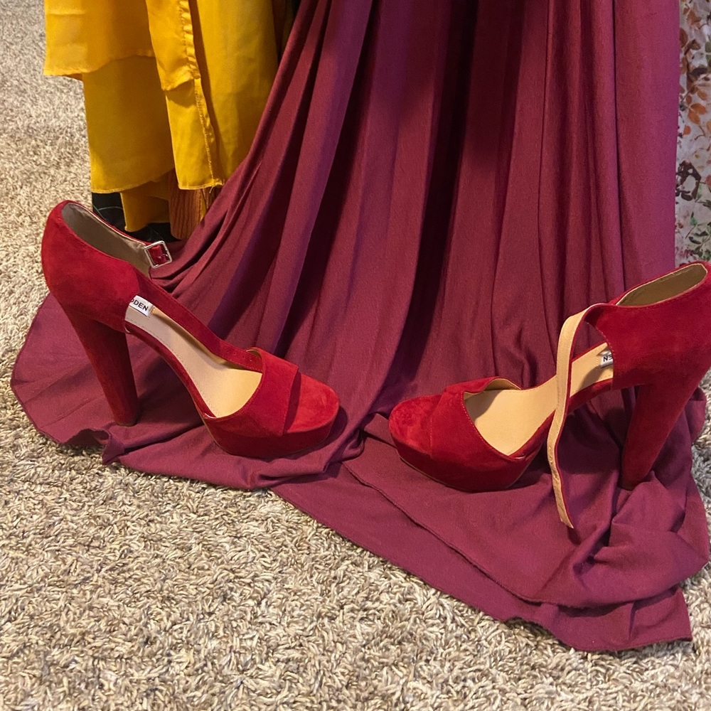 Never worn red Steve Madden heels